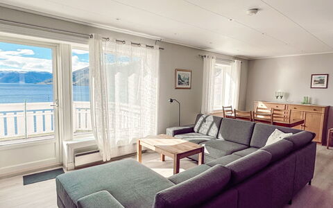 Tantestova: Bâtiment, Meubles, Canapé, Éclairage, Confort, Salon, Design Intérieur, Sol, Table, Sol