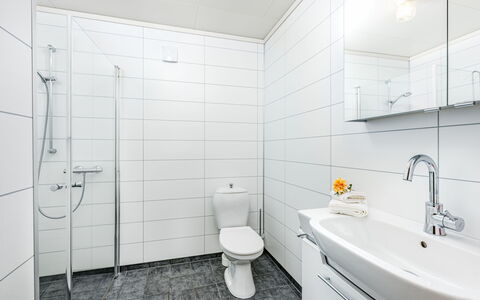 Hovsfjellet: Sol, Luminaire Plomberie, Salle De Bains, Sol, Design Intérieur, Siège De Toilette, Toilette, Plafond, Évier, Plomberie