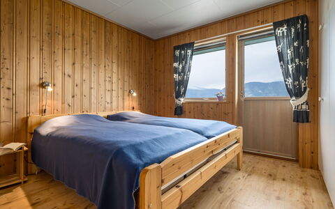 Hovsfjellet: Bois, Chambre, Design Intérieur, Lit, Plafond, Meubles, Sol, Cadre De Lit, Domicile, Sol