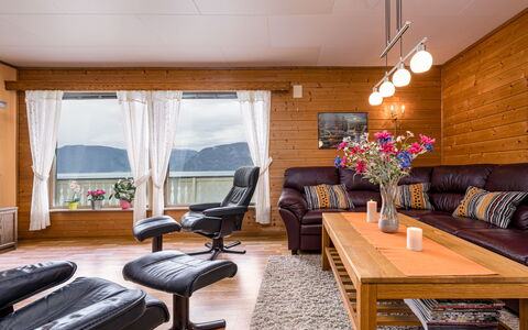 Hovsfjellet: Meubles, Design Intérieur, Canapé, Sol, Bois, Salon, Sol, Plafond, Parquet, Table
