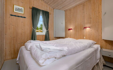 Synnøve: Bâtiment, Propriété, Meubles, Confort, Bois, Textile, Cadre De Lit, Ombre, Maison, Design Intérieur