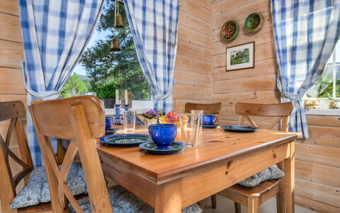 Synnøve: Table, Meubles, Plante, Bleu Azur, Fenêtre, Bois, Mobilier De Jardin, Rideau, Design Intérieur, Bâtiment