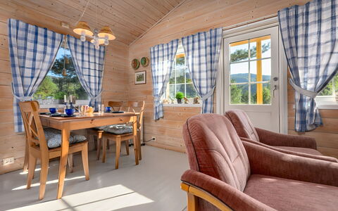 Synnøve: Table, Meubles, Canapé, Fenêtre, Plante, Bâtiment, Bois, Salon, Ombre, Arbre