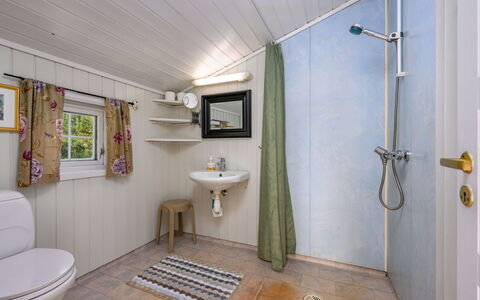 Synnøve: Luminaire Plomberie, Propriété, Robinet, Bâtiment, Salle De Bains, Design Intérieur, Bois, Baignoire, Sol
