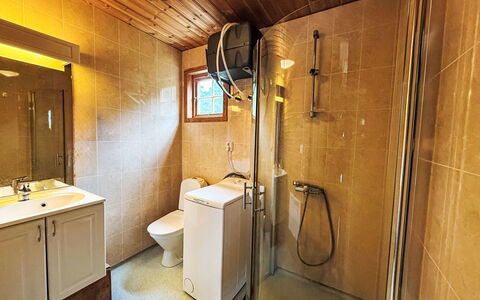 Svanöy: Sol, Luminaire Plomberie, Sol, Bois, Lavabo, Plafond, Design Intérieur, Salle De Bains, Robinet, Évier