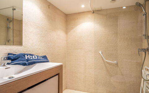 Biarritz 180: Tete De Douche, Luminaire Plomberie, Bois, Design Intérieur, Bâtiment, Salle De Bains, Douche, Sol, Sol
