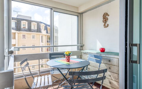Biarritz 180: Meubles, Bâtiment, Fenêtre, Table, Chaise, Bois, Design Intérieur, Table Cuisine Et Salle A Manger, Ombre, Cuisine