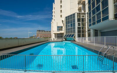 Biarritz 180: L'Eau, Bâtiment, Ciel, Bleu Azur, Piscine, Fenêtre, Bloc Tour, Condominium, Rectangle, Design Urbain