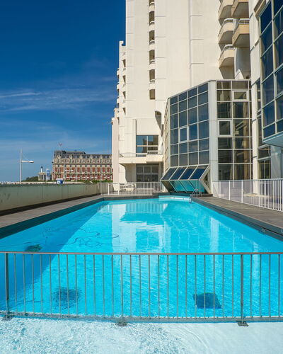 Biarritz 180: L'Eau, Bâtiment, Ciel, Bleu Azur, Piscine, Fenêtre, Bloc Tour, Condominium, Rectangle, Design Urbain