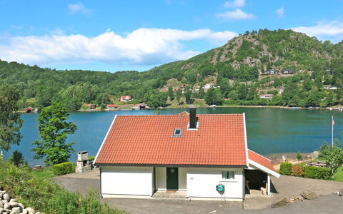 Naudøyna: L'Eau, Ciel, Nuage, Plante, Propriété, La Nature, Lac, Montagne, Arbre, Maison