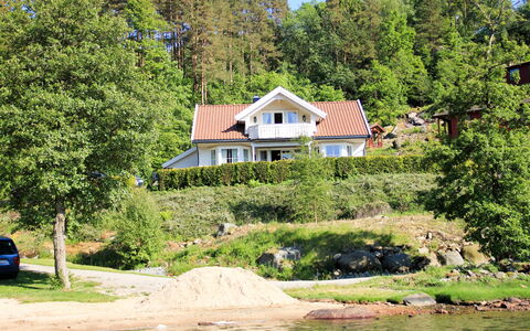 Naudøyna: L'Eau, Plante, Ciel, Jour, Propriété, Bâtiment, La Nature, Fenêtre, Paysage Naturel, Arbre
