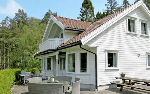 Naudøyna: Bâtiment, Fenêtre, Ciel, Propriété, Plante, Meubles, Table, Extérieur Banc, Arbre, Maison