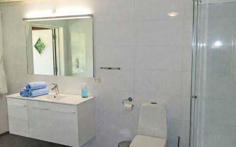 Espeøya: Lavabo, Salle De Bains, Luminaire Plomberie, Sol, Évier, Design Intérieur, Sol, Robinet, Armoire De Toilette, Plomberie