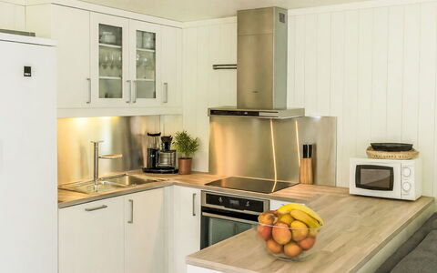 Espeøya: Meubles, Appareil De Cuisine, Cuisine, Comptoir, Sol, Bois, Cabinetry, Design Intérieur, Principaux Appliance, Électroménager