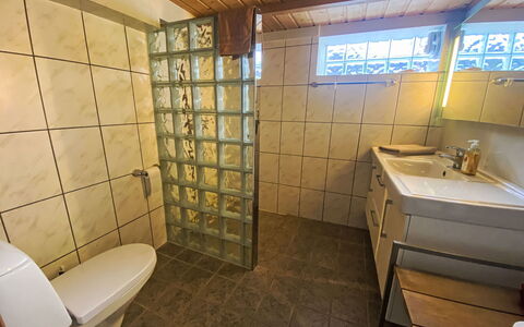 Lenebu: Propriété, Évier, Design Intérieur, Sol, Sol, Mur, Bois, Salle De Bains, Luminaire Plomberie