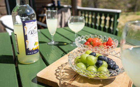 Fjellro: Aliments, Vaisselle, Bouteille, Ingrédient, Fruit, Drinkware, Table, Bar