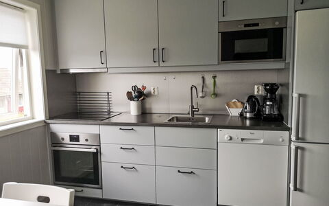 Mjellhaugen: Cabinetry, Comptoir, Fenêtre, Evier, Évier, Blanc, Bâtiment, Appareil De Cuisine, Cuisinière, Cuisine