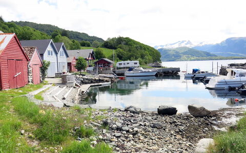 Rorbu: Nuage, L'Eau, Ciel, Plante, Bateau, Navire, Bâtiment, Montagne, Montagnes, Véhicule