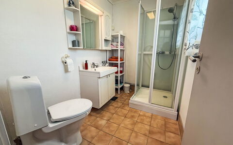 Kvamsvika: Siège De Toilette, Luminaire Plomberie, Sol, Toilette, Sol, Évier, Plomberie, Design Intérieur, Lavabo, Salle De Bains