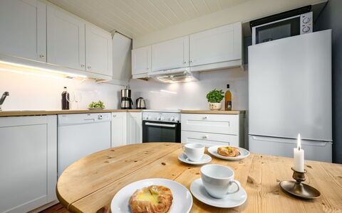 Johans Maria Stova: Aliments, Table, Cabinetry, Meubles, Vaisselle, Comptoir, Vaisselle, Cuisinière, Design Intérieur, Bois