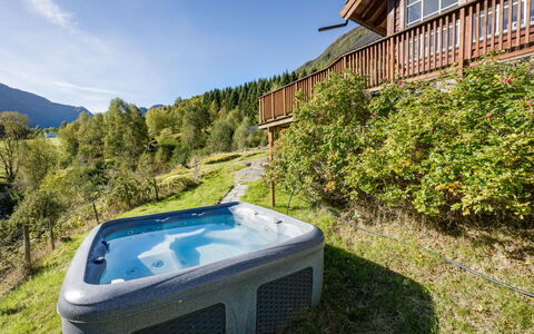 Odin: Ciel, Plante, Propriété, Bâtiment, Herbe, Arbre, Nuage, Arbuste, Paysage, Automotive Exterieur