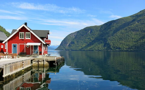 Arnafjord 609: L'Eau, Ciel, Nuage, Bâtiment, Bleu Azur, Montagne, Paysage Naturel, Lac, Fenêtre, Maison