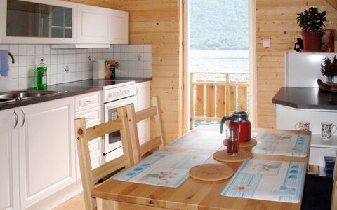 Arnafjord 609: Evier, Cabinetry, Propriété, Meubles, Bâtiment, Plante, Évier, Table, Comptoir, Bois