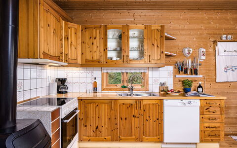 Krokeggi: Cuisine, Cabinetry, Comptoir, Appareil De Cuisine, Bois, Principaux Appliance, Placard, Cuisinière, Design Intérieur, Tiroir