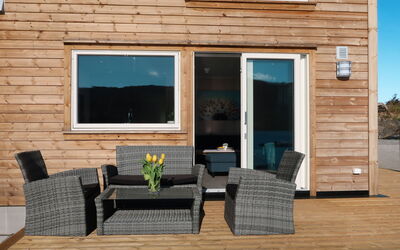 Huglavika: Meubles, Propriété, Fenêtre, Bâtiment, Ombre, Bois, Rectangle, Mobilier De Jardin, Fleur, Design Intérieur