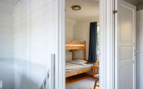 Nesjaholmen: Meubles, Bâtiment, Bois, Porte, Design Intérieur, Confort, Sol, Sol, Cabinetry