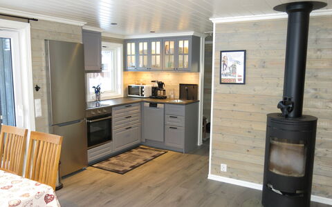 Torfinnbu: Cabinetry, Propriété, Meubles, Comptoir, Bâtiment, Bois, Cuisine, Tiroir, Électroménager, Design Intérieur