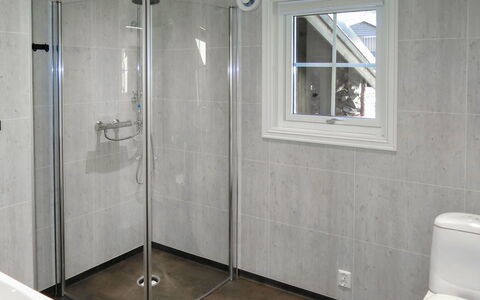 Torfinnbu: Porte De Douche, Propriété, Tete De Douche, Fenêtre, Produit, Douche, Design Intérieur, Sol
