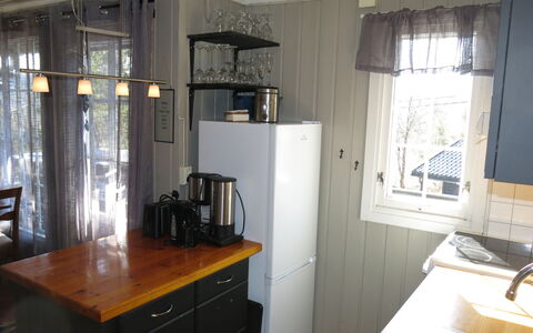 Evabu: Cabinetry, Meubles, Propriété, Fenêtre, Table, Comptoir, Évier, Bâtiment, Bois, Design Intérieur