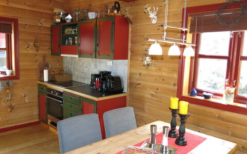Troll: Table, Meubles, Propriété, Fenêtre, Cabinetry, Bois, Design Intérieur, Éclairage, Chaise, Cuisine