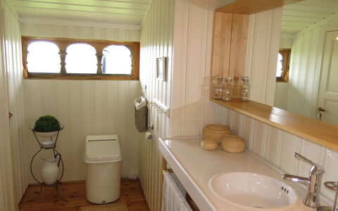 Fjellidyll: Miroir, Évier, Propriété, Robinet, Luminaire Plomberie, Armoire De Toilette, Lavabo, Bois, Salle De Bains, Design Intérieur