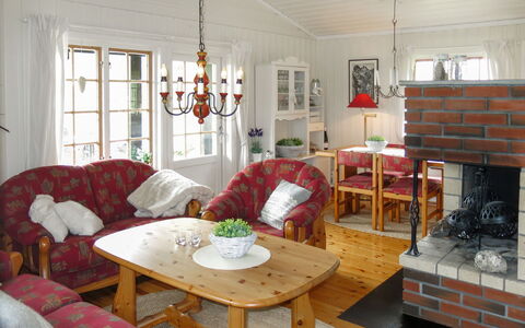 Fjellidyll: Table, Propriété, Meubles, Bâtiment, Fenêtre, Cadre, Confort, Chaise, Bois, Design Intérieur