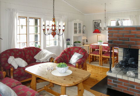 Fjellidyll: Table, Propriété, Meubles, Bâtiment, Fenêtre, Cadre, Confort, Chaise, Bois, Design Intérieur