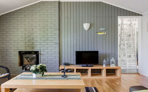 Munkhalla Utsikten: Table, Meubles, Propriété, Bâtiment, Bois, Plante, Canapé, Design Intérieur, Télévision, Ombre