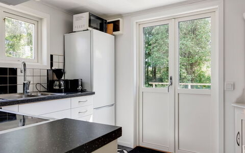 Munkhalla Utsikten: Evier, Propriété, Évier, Cabinetry, Fenêtre, Comptoir, Blanc, Bois, Design Intérieur