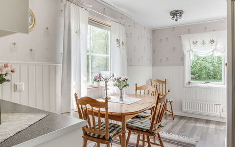 Björkebo: Table, Plante, Meubles, Propriété, Chaise, Fenêtre, Bois, Design Intérieur, Cabinetry, Rectangle