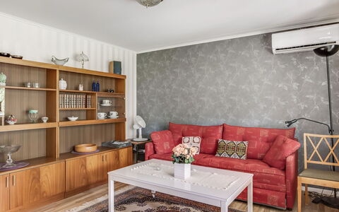 Björkebo: Marron, Meubles, Propriété, Canapé, Table, Étagère, Éclairage, Design Intérieur, Bois, Sol