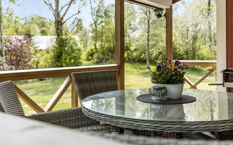 Björkebo: Table, Plante, Meubles, Pot De Fleur, Textile, Bois, Design Intérieur, Plante D'Appartement, Ombre, Arbre