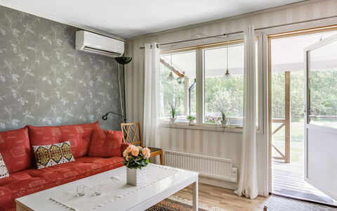 Björkebo: Propriété, Meubles, Table, Plante, Fleur, Fenêtre, Bois, Bâtiment, Design Intérieur, Confort