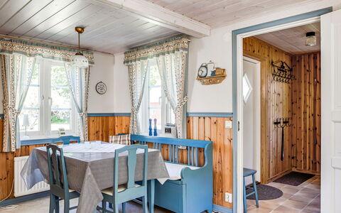 Mjöhult Utsikten: Meubles, Propriété, Table, Chaise, Bâtiment, Décoration, Design Intérieur, Bois, Sol, Fenêtre