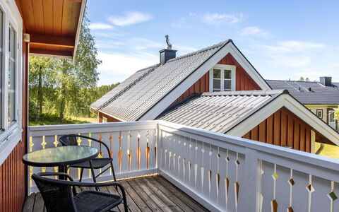 Mjöhult Utsikten: Ciel, Bâtiment, Nuage, Propriété, Fenêtre, Bois, Table, Chaise, Arbre, Mobilier De Jardin