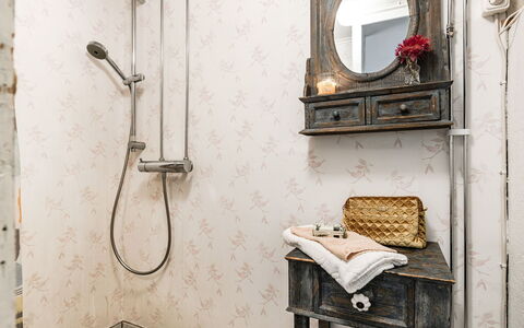 Angsjö Torp: Miroir, Bois, Design Intérieur, Luminaire Plomberie, Sol, Tete De Douche, Bâtiment, Salle De Bains, Fenêtre, Rectangle