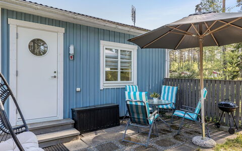 Sandsjöfors: Ciel, Propriété, Bâtiment, Ombre, Fenêtre, Architecture, Plante, Bois, Chalet, Porte