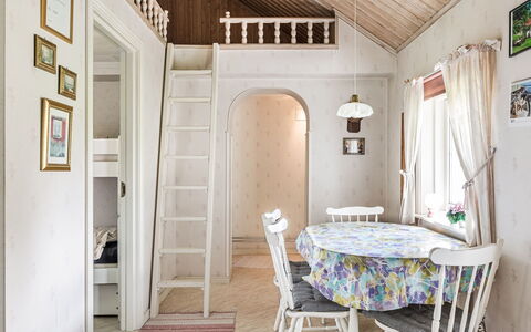 Hökagården: Meubles, Propriété, Cadre, Bâtiment, Table, Chaise, Bois, Porte, Fenêtre, Design Intérieur