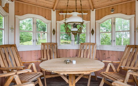 Hökagården: Table, Meubles, Fenêtre, Plante, Chaise, Bâtiment, Bois, Design Intérieur, Mobilier De Jardin, Tache De Bois