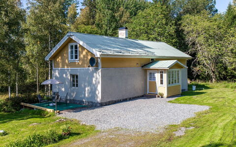 Bolhyttan: Plante, Ciel, Bâtiment, Fenêtre, Maison, Arbre, Paysage Naturel, Lot Terre, Chalet, Bois